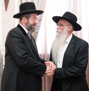 הרב יוסף הרטמן (מימין) עם הרב דוד לאו (משמאל).jpg