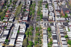 צומת רחובות "קינגסטון" ו"איסטרן פארקווי" בקראון הייטס ממבט אווירי (770 נראה בשדירה הראשית מעבר לצומת, בצד שמאל)