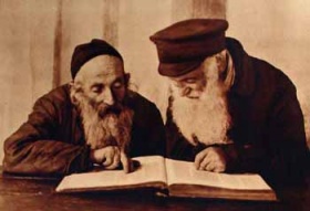 יהודים לומדים בשבת בלילה בשעה 3:00 לפנות בוקר