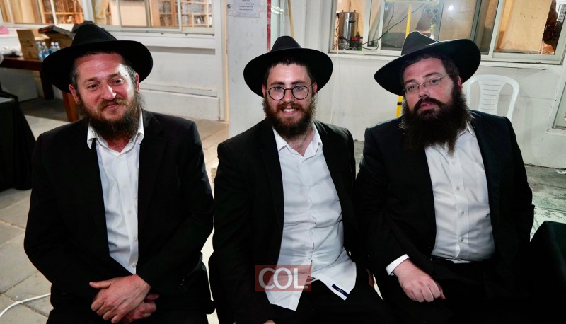 הרב ישראל שחר (במרכז), לצד הרב משה שילת באירוע חב"ד לנוער בזכרון יעקב