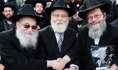 הרב רייצס (במרכז)