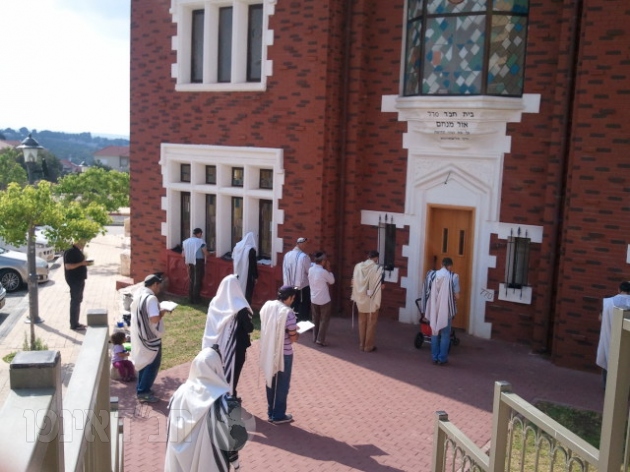 קובץ:מתפללים מחוץ ל770 בזכרון.jpeg