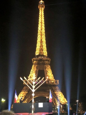 טקס ההדלקה המרכזי למרגלות מגדל האייפל בפריז.jpeg