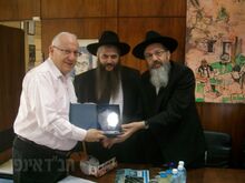 ראובן ריבלין עם שלוחי חב"ד.jpeg