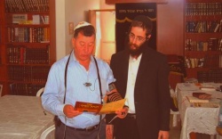 השליח הרב אהרן מושקוביץ עם ראש העיר רון נחמן