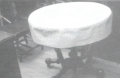 השולחן העגול שנבנה על ידי אדמו"ר המהר"ש, עומד בחדר הרבי