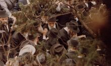 הרבי בהלויה הרבנית.jpg