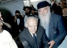 יצחק שמיר בכפר חבד.jpg