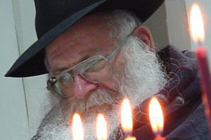 הרב ראובן דונין בהתוועדות חסידית.jpg