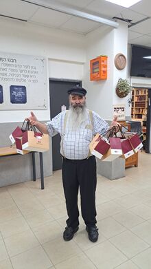 יוסי ברוק בבית חב"ד שדרות.jpeg