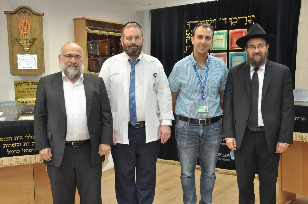 הרב הרשקוביץ (הכי משמאל) בבית רפואה בכרמל קרדיט אלי דדון