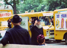 הרבי מעודד את שיירת הטנקים.png