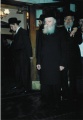 הרבי בפתח 770, מלווה את הרבנים בסיום הפגישה